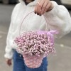 Розовая гипсофила в плетенной корзине